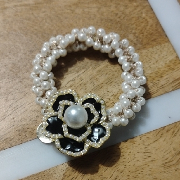 Pearl & Flower Necklace with Hair Accessory Costume Jewelry in White Black Gold - Picture 12 of 14